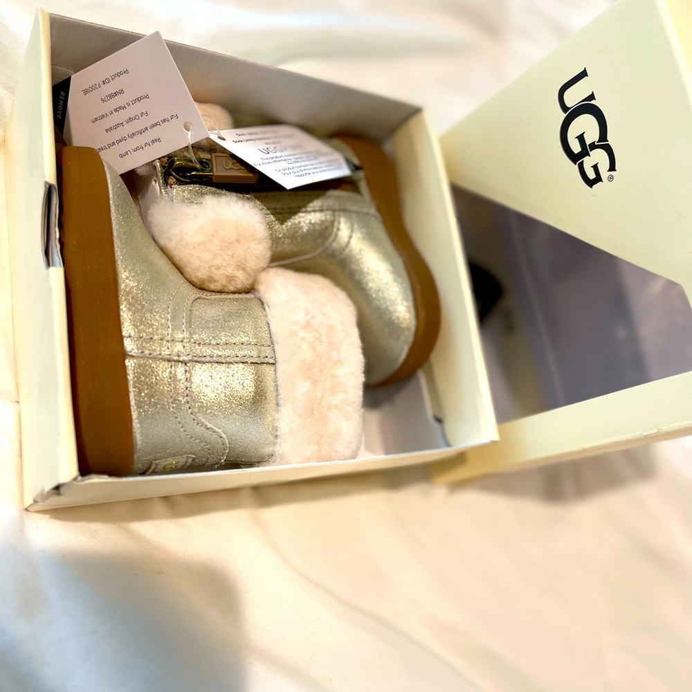 NEW!  UGG Kids Jorie II Leather Boot
Size: 0/1